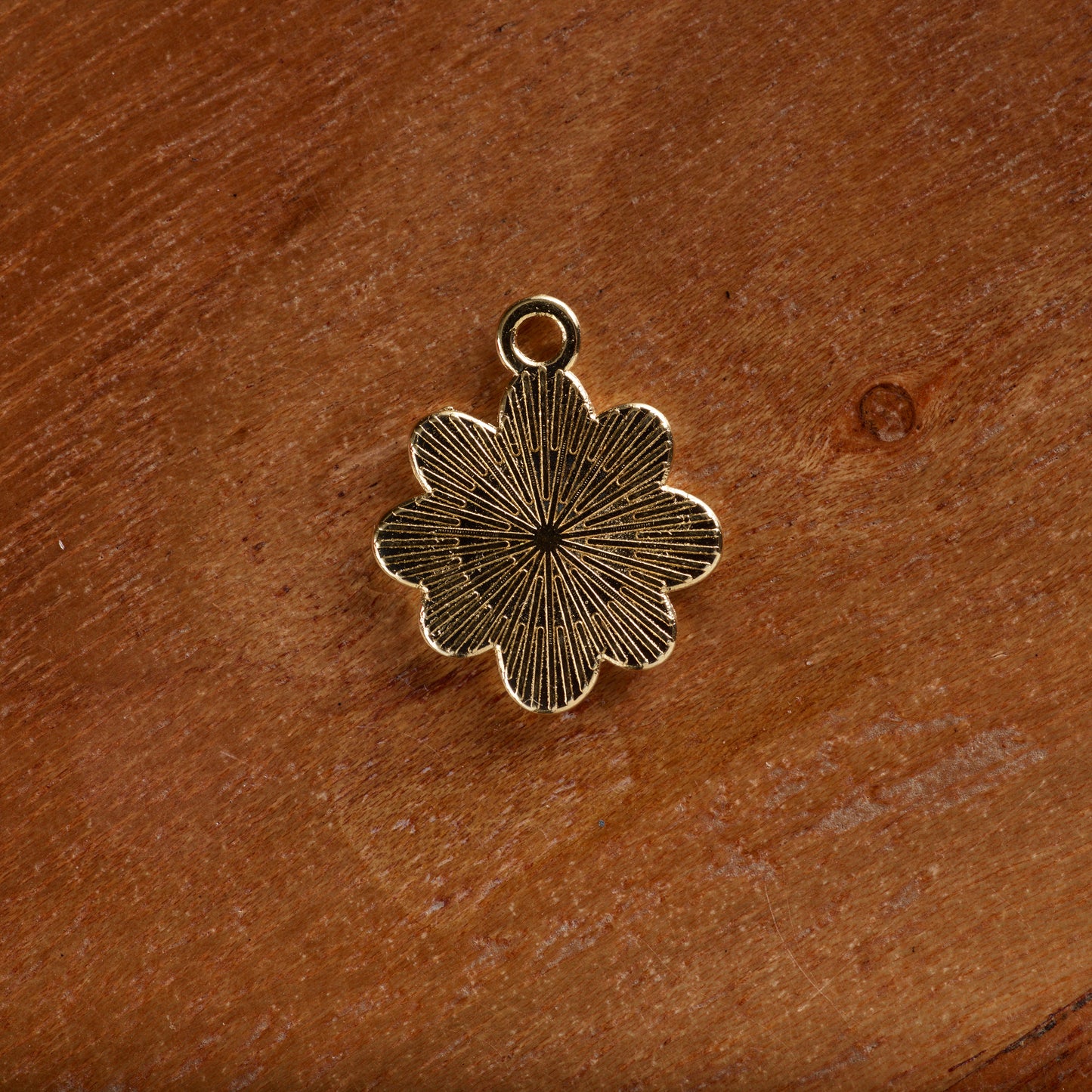 WHITE DAISY CHARM - GOLD